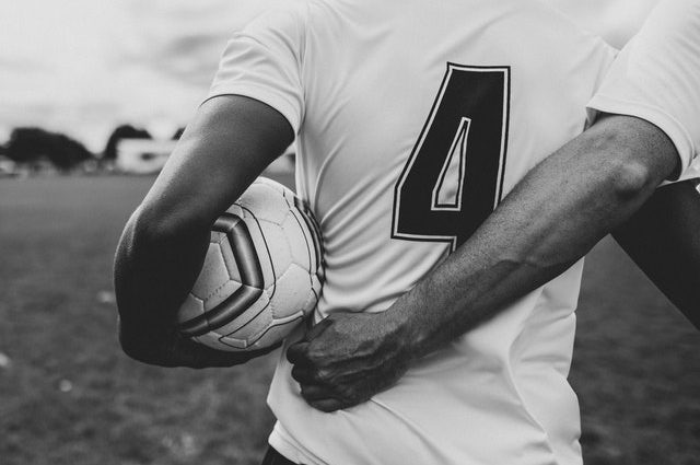 cropped-athletes-ball-black-and-white-1594932.jpg